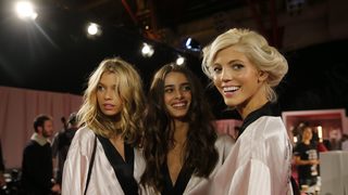 Фотогалерия: Ангелите на Victoria's Secret показаха бельо за милиони