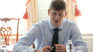 Посланик <span class="highlight">Джонатан</span> <span class="highlight">Алън</span>: Непредвидимата съдебна система и корупцията вредят на бизнес средата в България