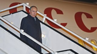Путин раздава милиарди на приближените си, докато икономиката рухва