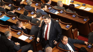 Пеевски - с празна декларация, депутатите потънали в заеми