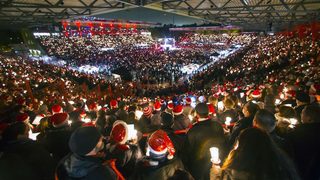Видео: 28 500 фенове на "Унион" пяха коледни песни на стадиона