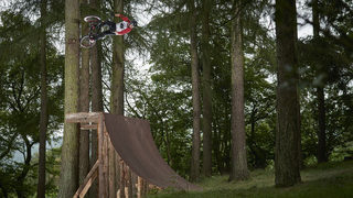 Видео: С <span class="highlight">BMX</span> и няколко невероятни рампи в гората