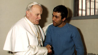 <span class="highlight">Али</span> <span class="highlight">Агджа</span> е положил цветя на гроба на папа Йоан Павел Втори