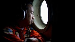 Отломки и тяло откри екип, търсещ изчезналия самолет на <span class="highlight">AirAsia</span>