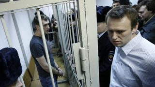 Братята Навални са осъдени на 3.5 години затвор по делото "<span class="highlight">Ив</span> <span class="highlight">Роше</span>"