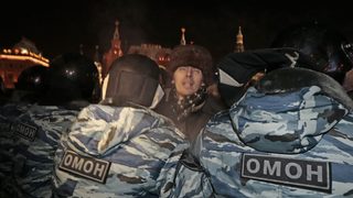 Полицията в Москва арестува стотици демонстриращи в подкрепа на братята Навални