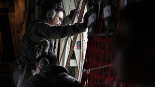 Трима от пътниците на полет QZ8501 са останали хванати за ръце и след смъртта си