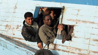 Италия спаси още един <span class="highlight">бедстващ</span> кораб със стотици имигранти
