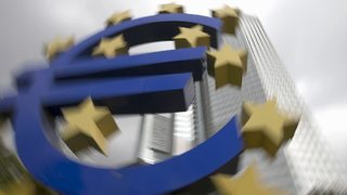 Еврото спадна до най-ниското си равнище от 9 години