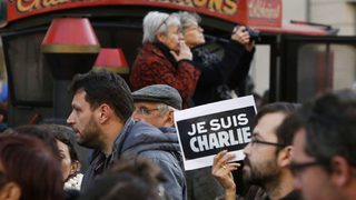 Над 700 хил. души участваха в спонтанни митинги във Франция