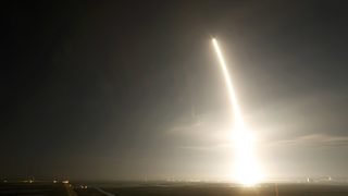 Опитът на SpaceX да приземят ракета в океана завърши с катастрофа