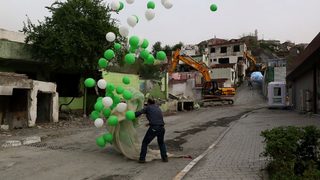 По съседски