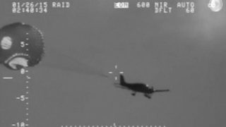 Видео: Пилот оцеля благодарение на самолет с парашут