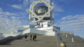 Туркменистан забранява вноса на черни коли