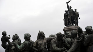 Прекратено е разследването на тримата, написали "Окупатори" на Паметника на съветската армия