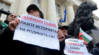 Жители на Карлово и Кюстендил протестираха заради вакъфските имоти