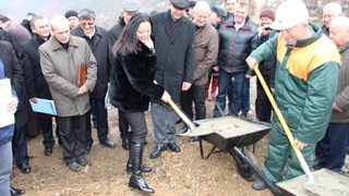 Министър Павлова сложи капсула на времето в нов язовир