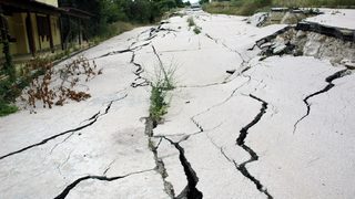 Премахването на щетите от свлачищата ще отнеме месеци, предупреди регионалният министър
