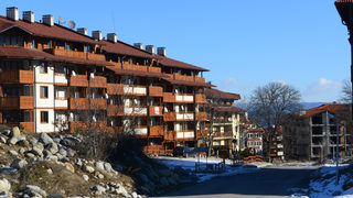 В Банско: Презастроено, недостроено, продава се