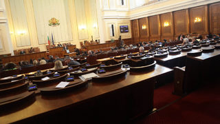 БСП опита с процедурни хватки да отложи дебатите за договора с банките по дълга