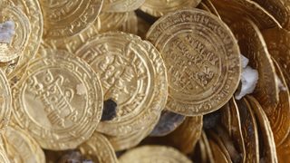 Водолази откриха в Израел хиляди златни монети