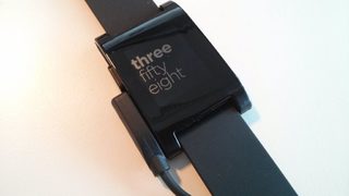 Новото поколение на умния часовник <span class="highlight">Pebble</span> може да има цветен дисплей