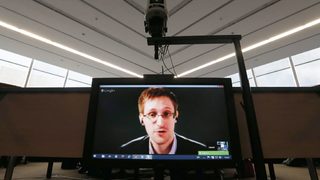 Разузнавателните агенции искат да събират всички данни в интернет, заяви Сноудън