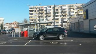 Рекорд! Паркиране върху 3 места за инвалиди само за 40 секунди