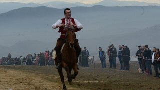 На <span class="highlight">кушия</span> в Бачево