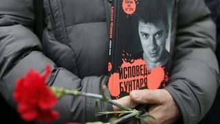 В Русия погребаха Немцов, убит в деня на "вежливите хора"