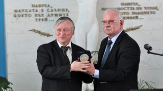 НСА удостои <span class="highlight">Анатолий</span> <span class="highlight">Карпов</span> с почетен медал