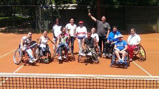 Федерацията <span class="highlight">по</span> <span class="highlight">тенис</span> организира занимания за хора с интелектуални затруднения