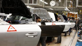 В Европа продажбите на нови коли продължават да растат, в България спадат