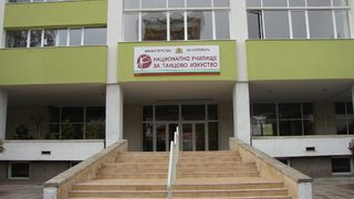 Учители от хореографското <span class="highlight">училище</span> протестират срещу директора (видео)