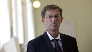 Премиерът на Словения поиска оставката на министъра на отбраната заради спор за приватизация