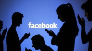Следи ли Facebook всички потребители в <span class="highlight">интернет</span>