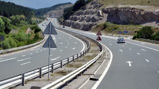 Свлачище се оказа причината за пукнатината на магистрала "Струма"