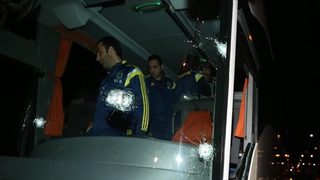 Автобусът на "Фенербахче" беше обстрелван с пушка, шофьорът е в болница