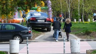 Глобата за паркиране в парк, детска площадка и тротоар става от 50 до 200 лева