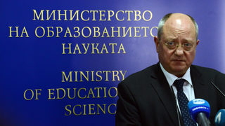 Роднини, скъпи баджове <span class="highlight">и</span> изчезнали имоти има сред сигналите в папката на образователния министър
