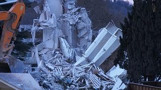 С едрогабаритна техника се разчиства рухналата сграда в "Слънчев ден" (допълнена и видео)