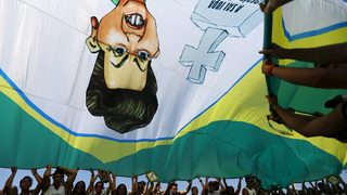Бразилия протестира срещу корупцията и иска оттеглянето на Дилма Русеф