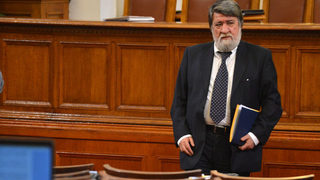 Рашидов, Борисов и Бъчварова заминаха за Париж за откриването на българска изложба в Лувъра