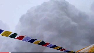 Видео: Ударът на лавината по Базовия лагер на Еверест