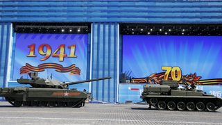 Най-коментираното в "Дневник" за седмицата: Денят на победата и закъсал руски танк