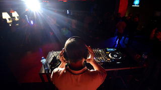 Фотогалерия: Предприемачи станаха DJ в първото парти Дневник FACE OFF