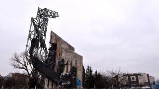 Паметникът пред НДК ще бъде скрит с 12-метрова ограда