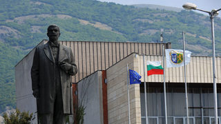 С продажба на кметския стол и протести започна търгът за имуществото на Сопот