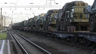 "Ройтерс": Русия струпва войска и тежко въоръжение на границата с Украйна