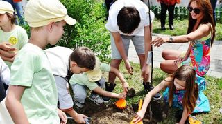 Български звезди стартираха националната кампания "Децата мислят зелено"